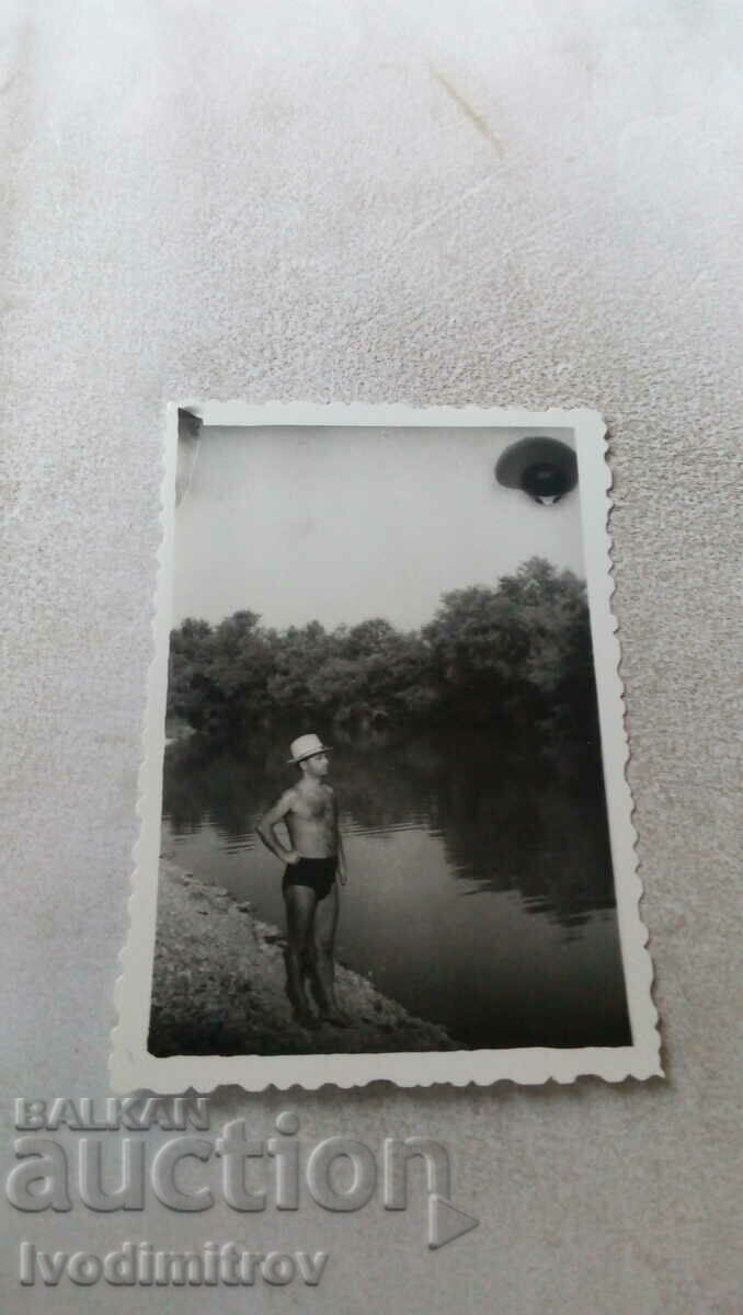 Photo A man in a swimsuit by a river