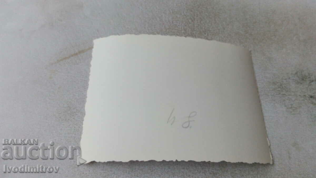 Φωτογραφία Δύο άντρες και ένα κοριτσάκι στην παραλία με τιμή 1.45 BGN | € 0.74 Φωτογραφία Δύο άντρες και ένα κοριτσάκι στην παραλία με τιμή 1.45 BGN | € 0.74