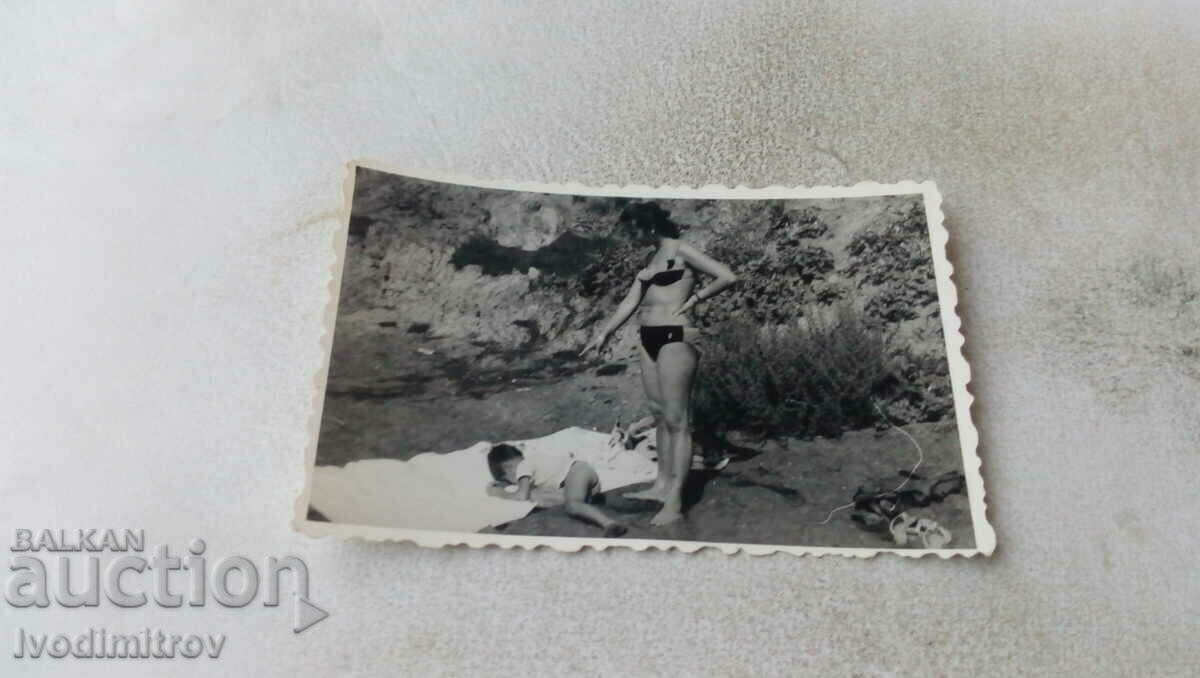 Foto Femeie și băiețel pe plajă 1969
