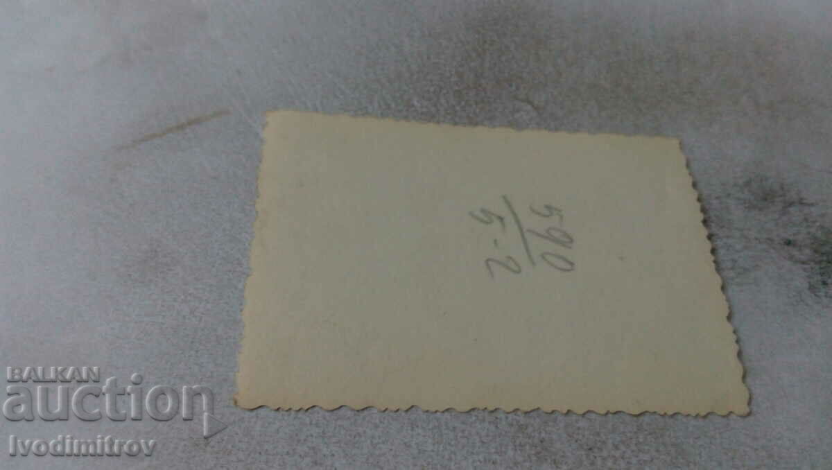 Φωτογραφία Μια γυναίκα και ένα κορίτσι κάθονται δίπλα σε μια πισίνα με τιμή 1.65 BGN | € 0.84 Φωτογραφία Μια γυναίκα και ένα κορίτσι κάθονται δίπλα σε μια πισίνα με τιμή 1.65 BGN | € 0.84