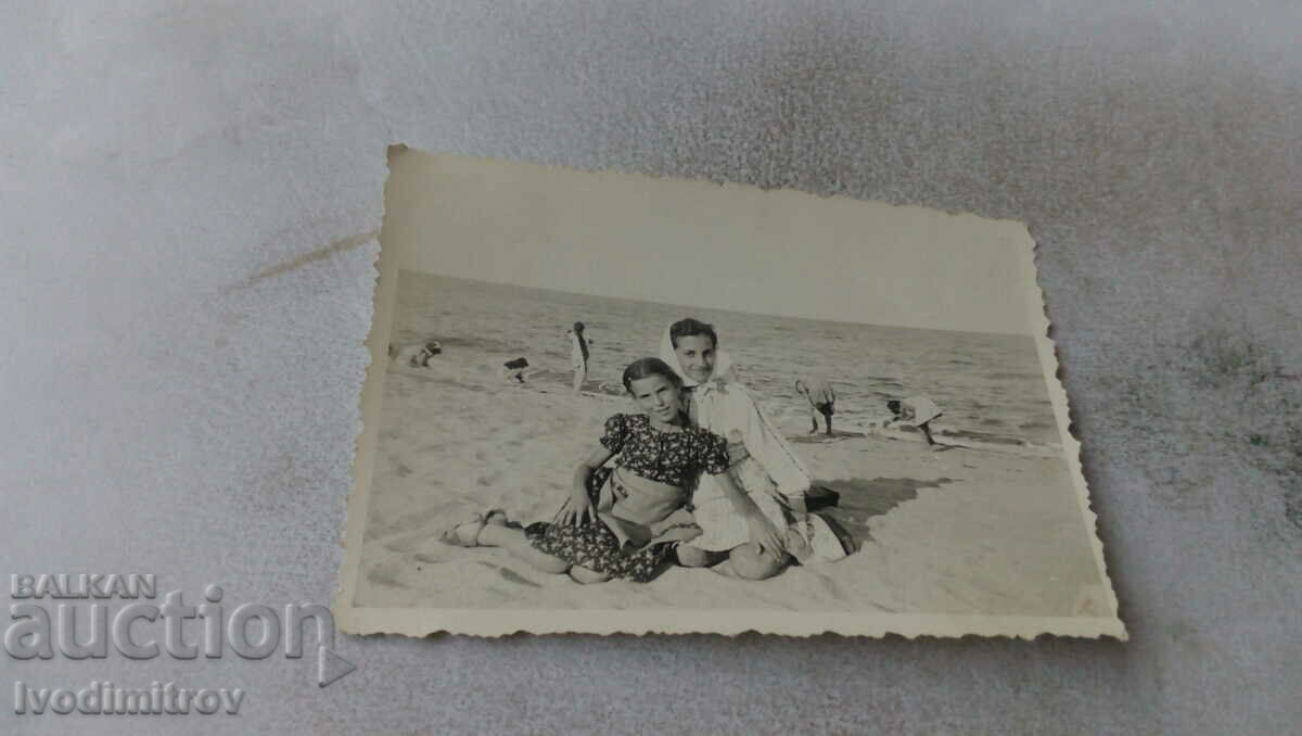 Φωτογραφία Γυναίκα και νεαρό αγόρι στην παραλία