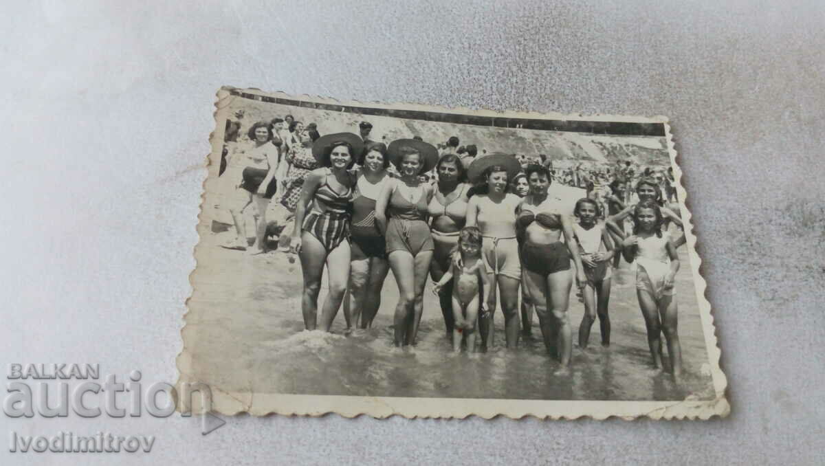 Photo Women and children on the beach