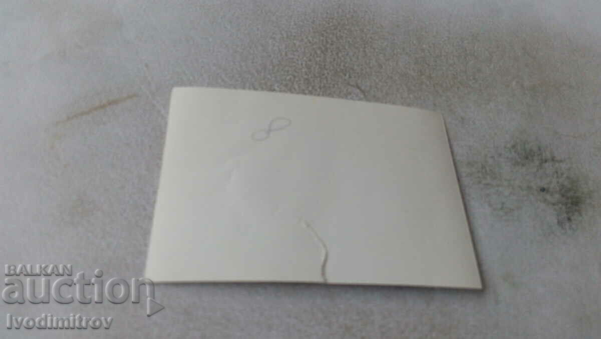 Φωτογραφία Νεαρή γυναίκα στην παραλία με τιμή 1.35 BGN | € 0.69 Φωτογραφία Νεαρή γυναίκα στην παραλία με τιμή 1.35 BGN | € 0.69