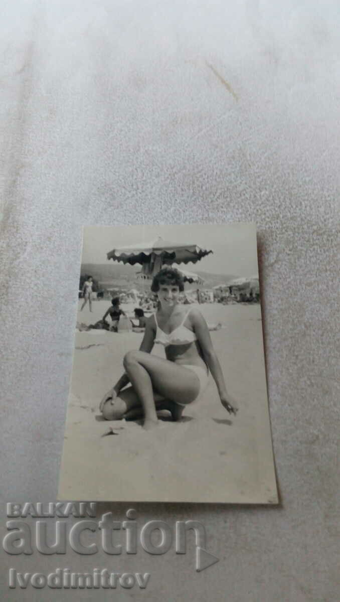 Снимка Млада жена на плажа