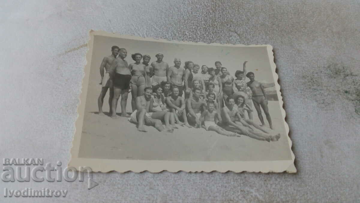 Fotografie Nessebar Bărbați, femei și copii pe plajă 1950