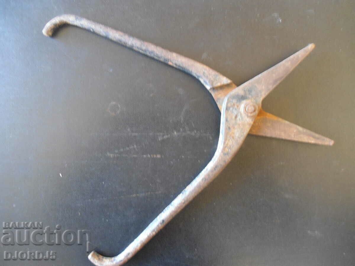 Old sheet metal scissors with price 5.00 BGN | € 2.56 Old sheet metal scissors with price 5.00 BGN | € 2.56