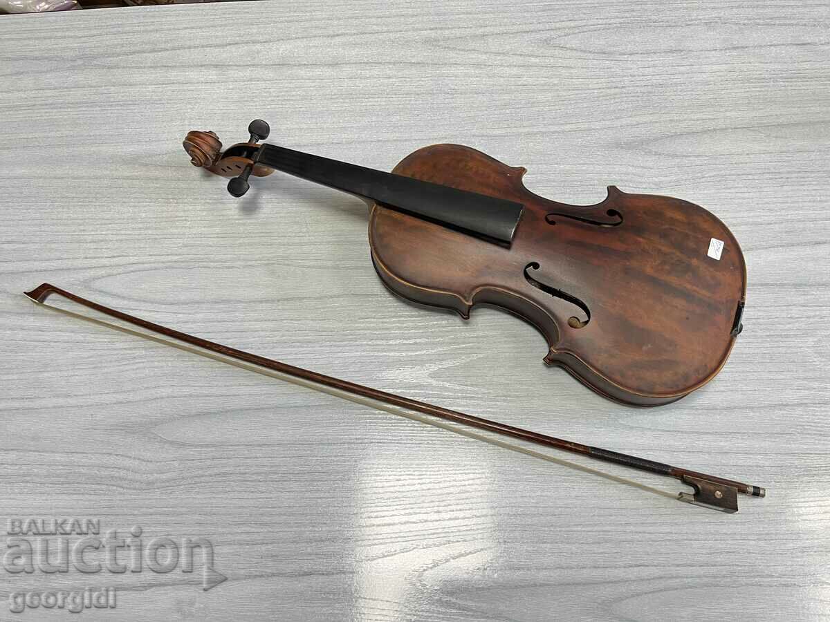 Old violinist. #2888