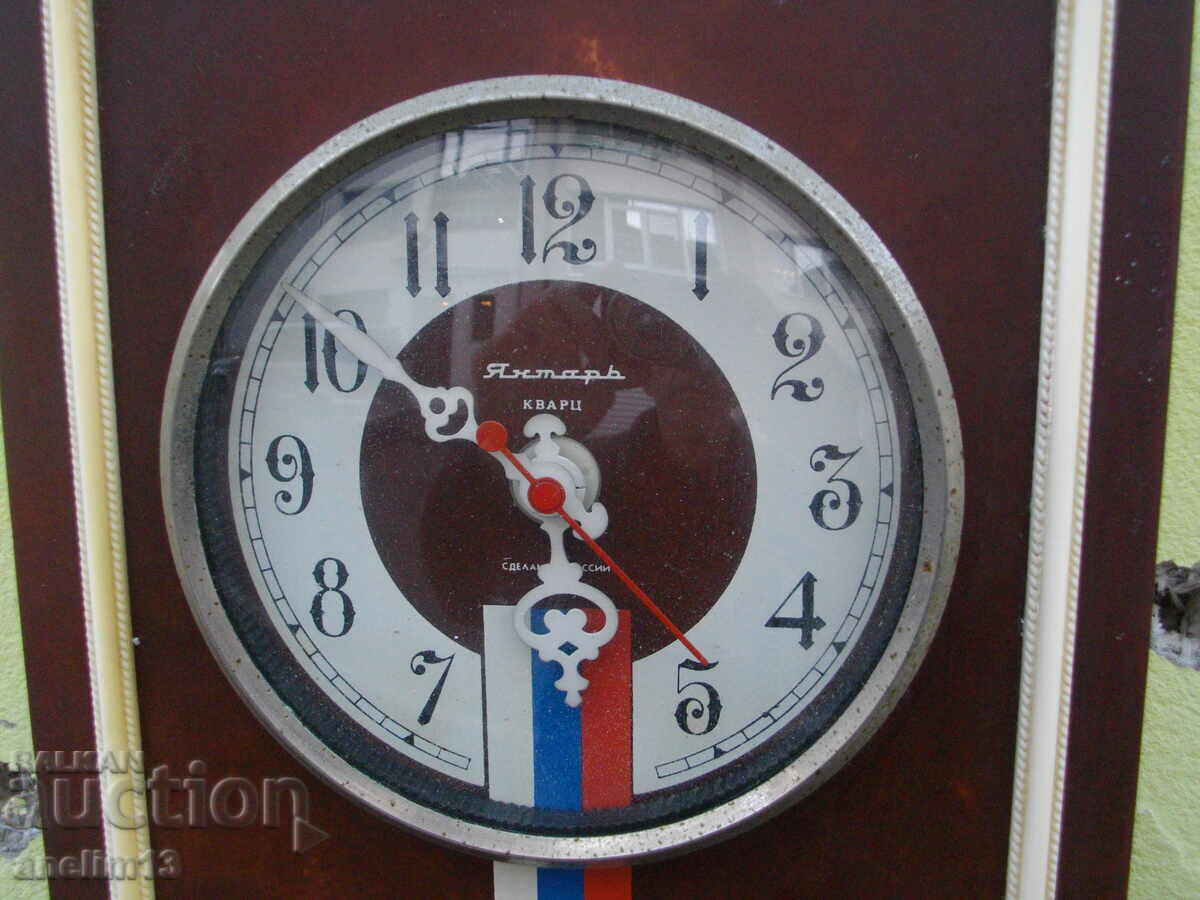 Auction AMBER QUARTZ WALL CLOCK Auction AMBER QUARTZ WALL CLOCK