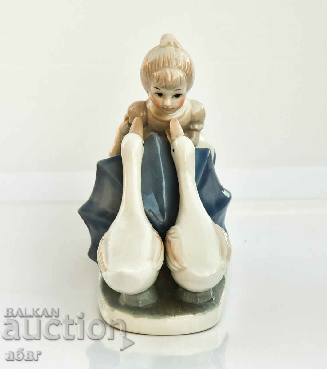 Ένα ειδώλιο ενός κοριτσιού με δύο κύκνους με τιμή € 12.78 | 25.00 BGN