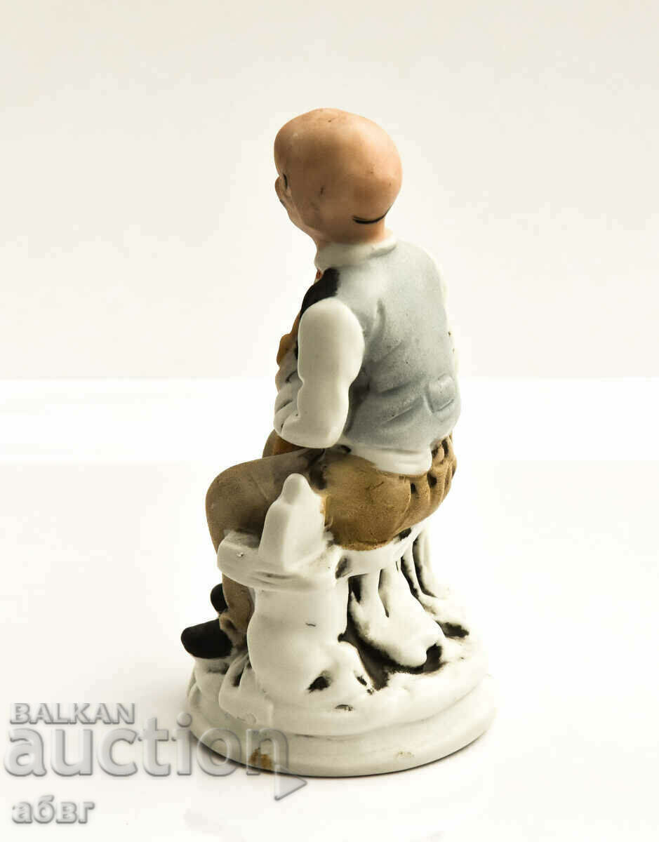 Аукцион Фигура на старец седнал на пейка