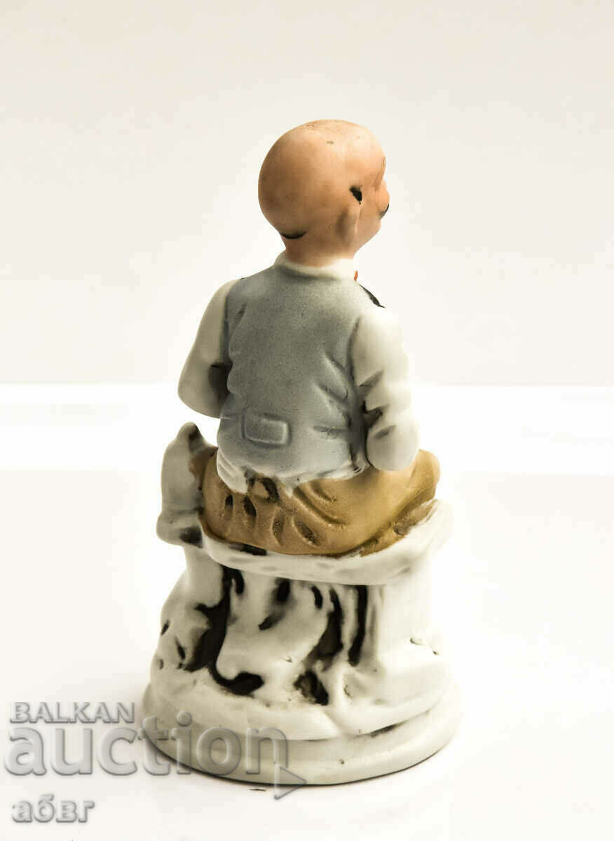 Доставка на Фигура на старец седнал на пейка