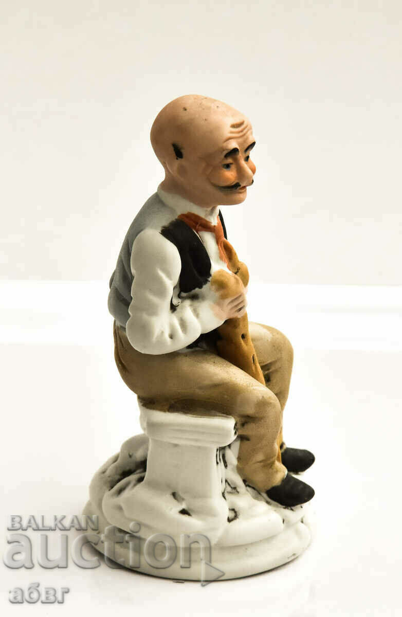 Фигура на старец седнал на пейка - 5