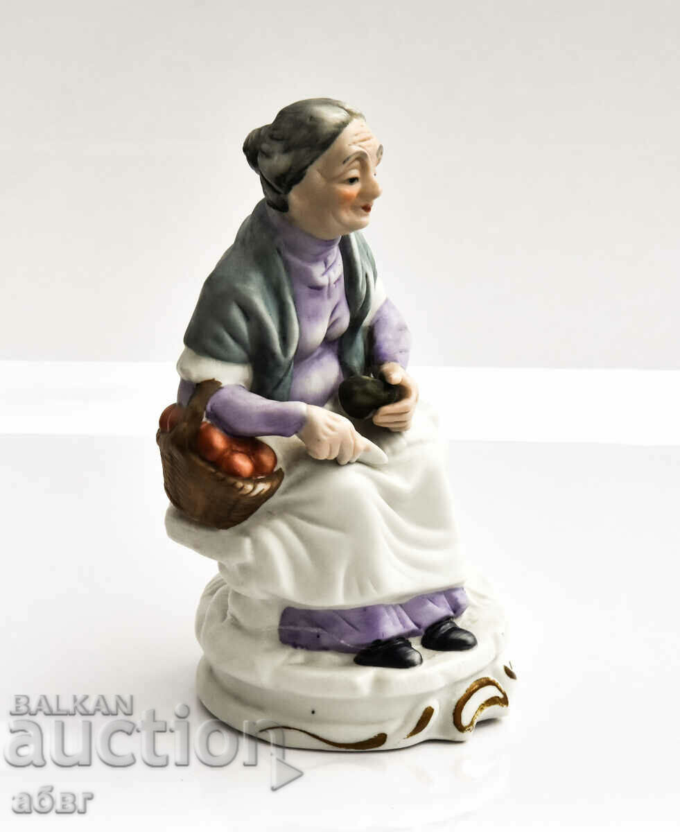 Φιγούρα μιας ηλικιωμένης γυναίκας που κάθεται σε έναν πάγκο με τιμή € 12.78 | 25.00 BGN