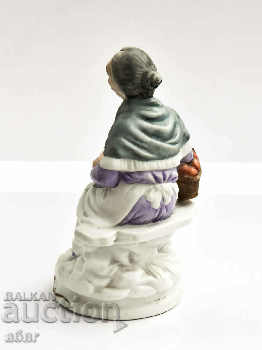 Παράδοση Φιγούρα μιας ηλικιωμένης γυναίκας που κάθεται σε έναν πάγκο