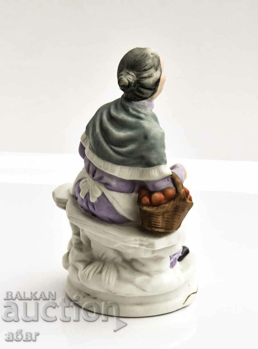 Φιγούρα μιας ηλικιωμένης γυναίκας που κάθεται σε έναν πάγκο - 6