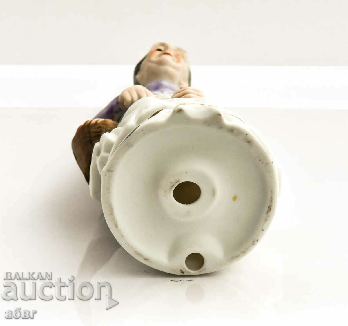 Φιγούρα μιας ηλικιωμένης γυναίκας που κάθεται σε έναν πάγκο - 7