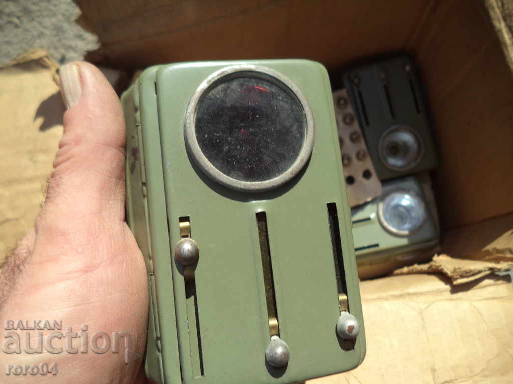 Auction FLASHLIGHT WITH 4 LIGHTS - NEW - NEW Auction FLASHLIGHT WITH 4 LIGHTS - NEW - NEW