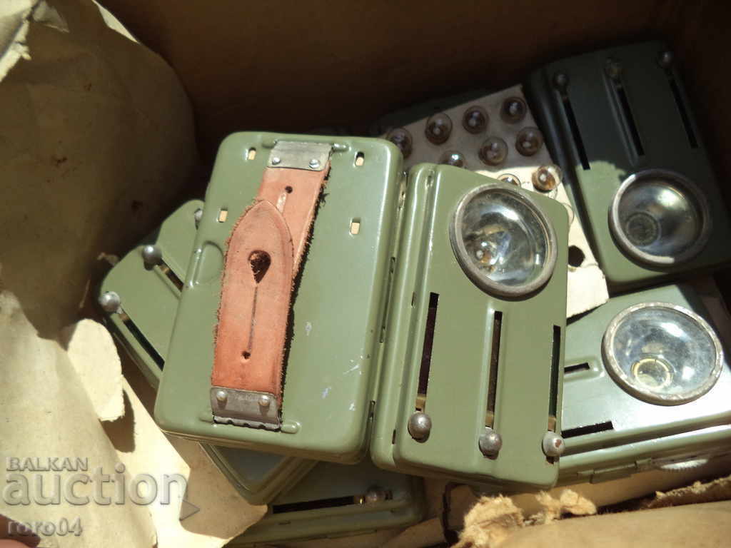 FLASHLIGHT WITH 4 LIGHTS - NEW - NEW - 7 FLASHLIGHT WITH 4 LIGHTS - NEW - NEW - 7