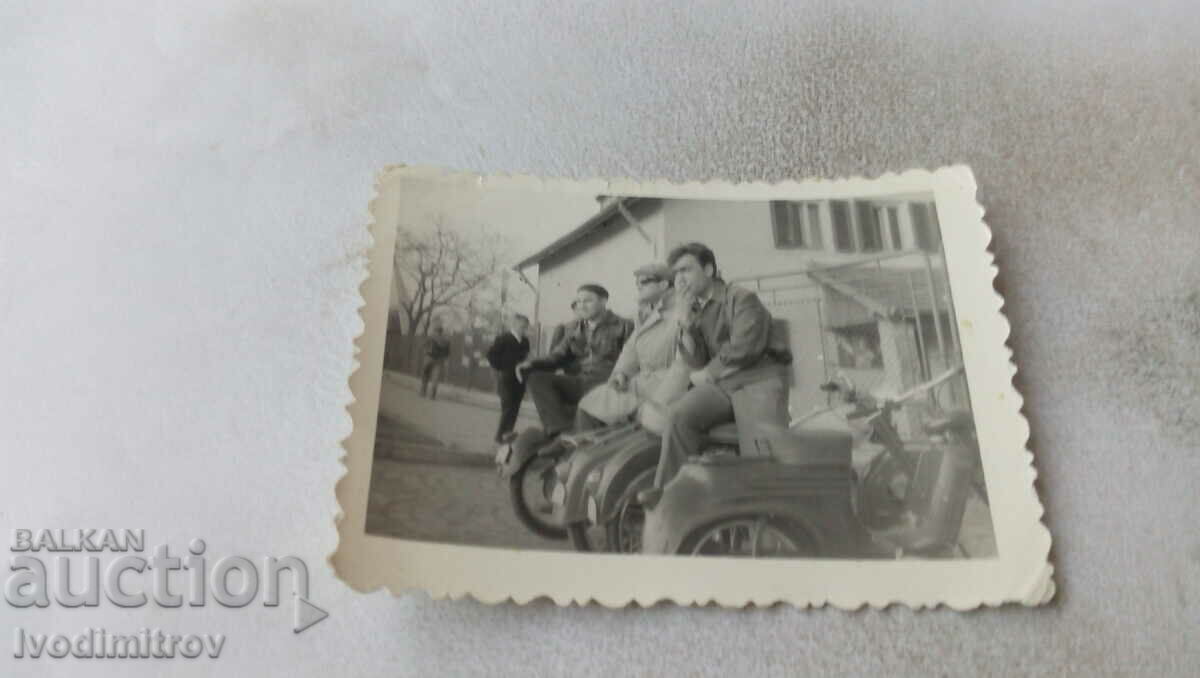 Photo Three men with vintage motorbikes