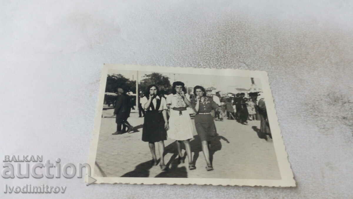 Foto Trei fete tinere la plimbare