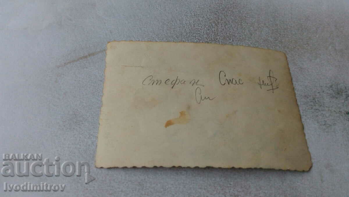 Снимка Деца със своята възпитателка с цена 1.25 лв. | € 0.64 Снимка Деца със своята възпитателка с цена 1.25 лв. | € 0.64