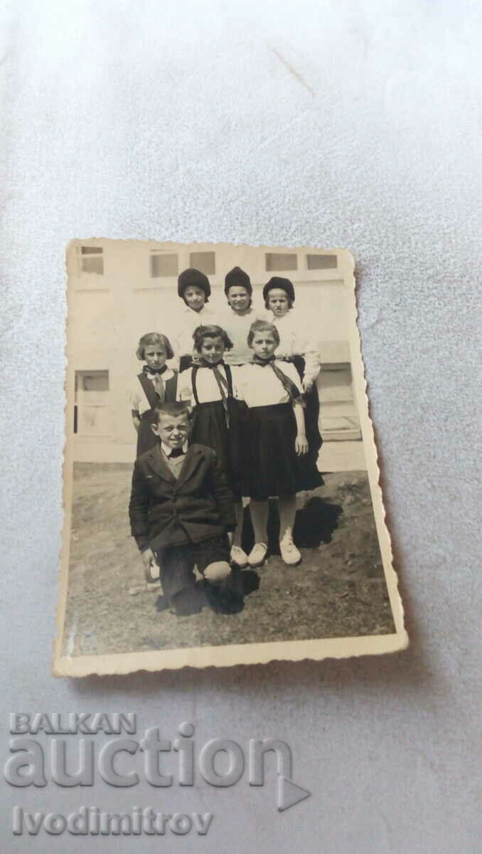 Photo A boy and six girls from class IV