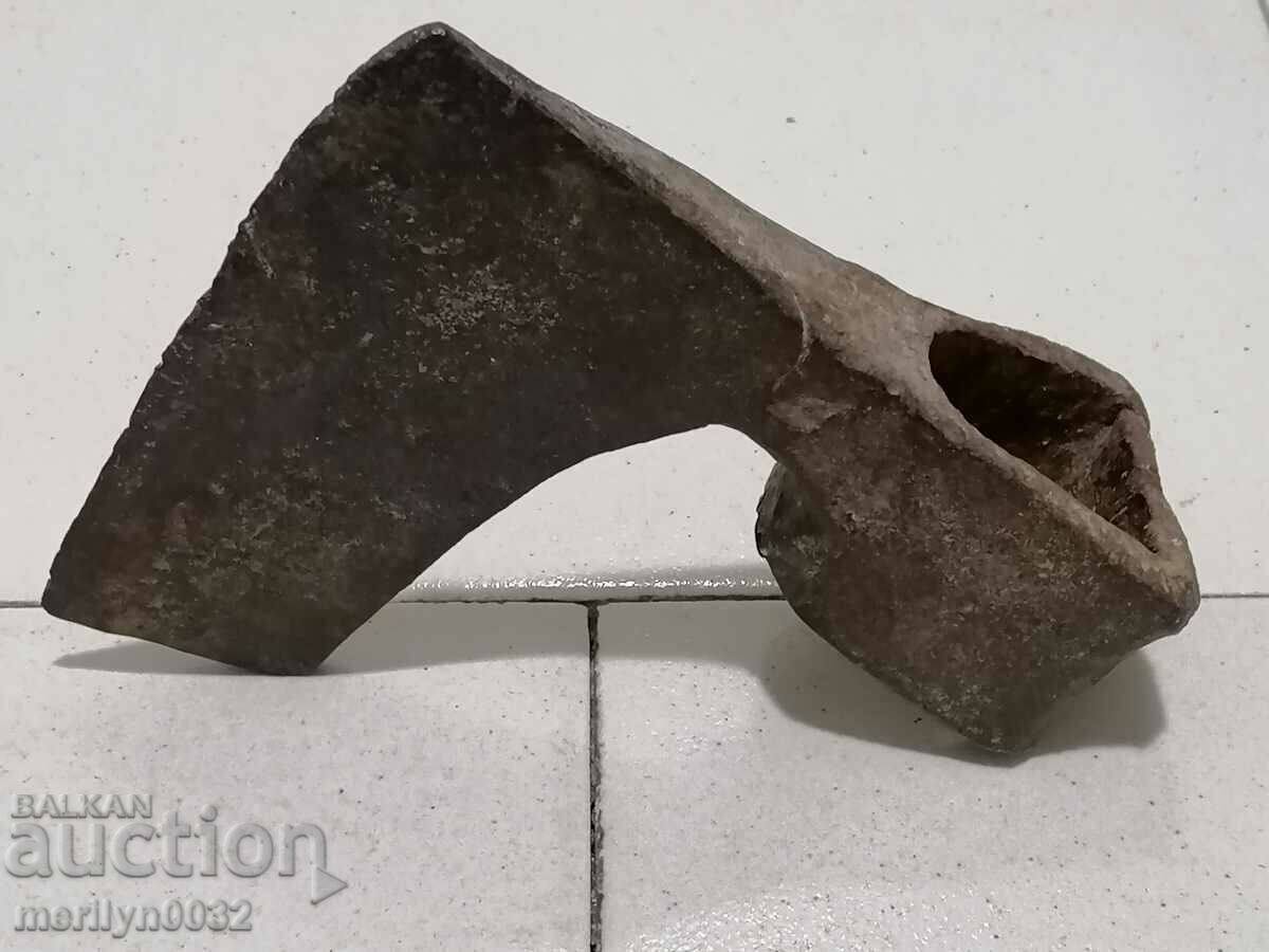 Instrument de fier vechi cu ciocan vechi din Bulgaria cu preț 37.00 BGN | € 18.92 Instrument de fier vechi cu ciocan vechi din Bulgaria cu preț 37.00 BGN | € 18.92