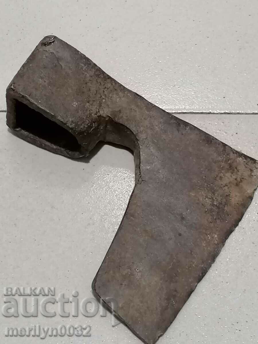 Licitație Instrument de fier vechi cu ciocan vechi din Bulgaria Licitație Instrument de fier vechi cu ciocan vechi din Bulgaria