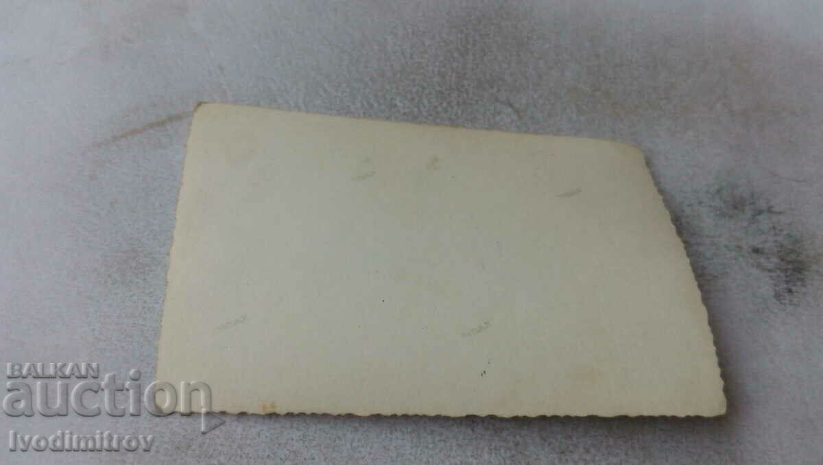 Φωτογραφία Νεαρή γυναίκα με έναν κουβά δίπλα σε ένα πηγάδι με τιμή 1.15 BGN | € 0.59 Φωτογραφία Νεαρή γυναίκα με έναν κουβά δίπλα σε ένα πηγάδι με τιμή 1.15 BGN | € 0.59