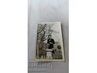 Φωτογραφία Νεαρή γυναίκα με έναν κουβά δίπλα σε ένα πηγάδι