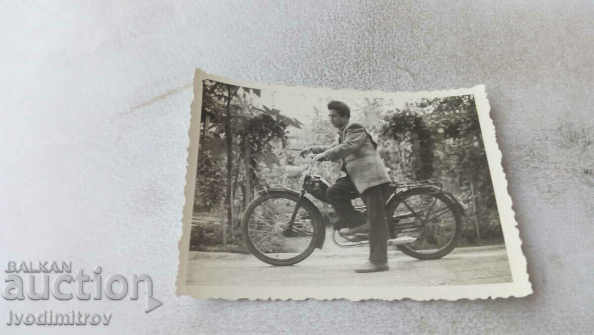 Foto Bărbat cu o motocicletă retro