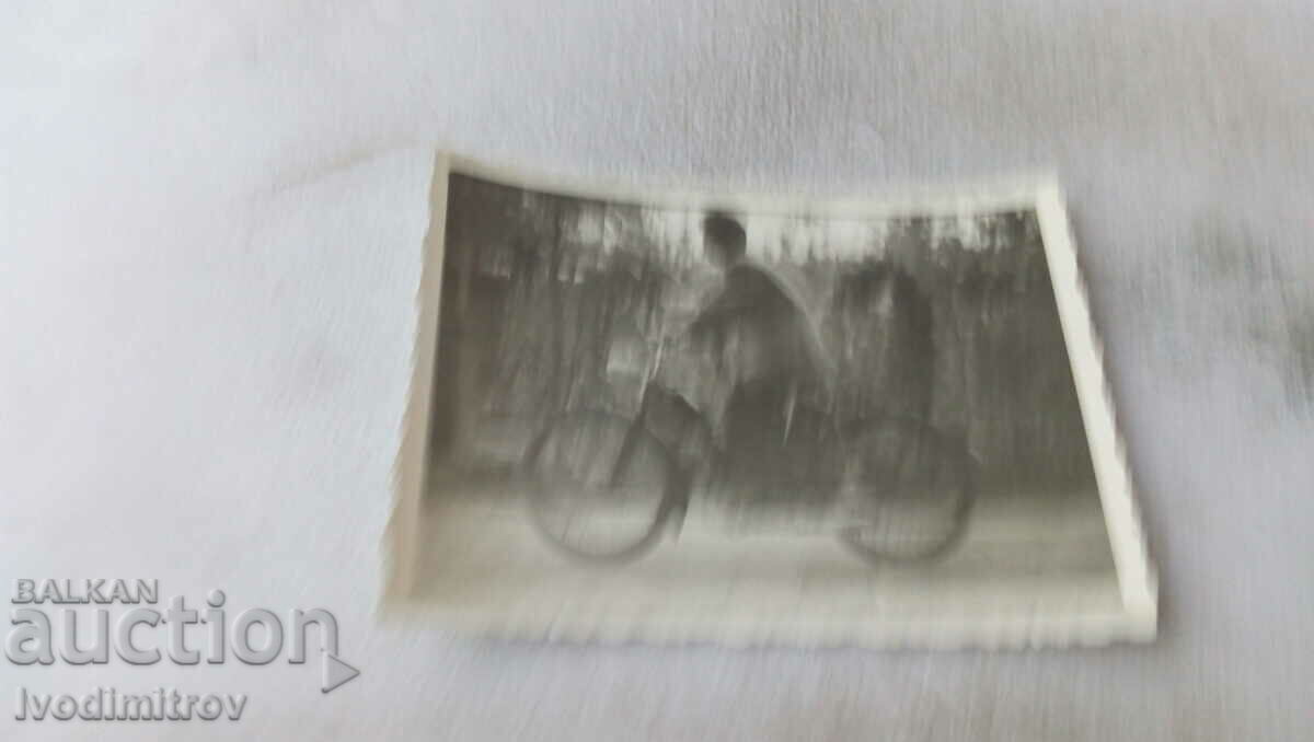 Foto Bărbat cu o motocicletă retro