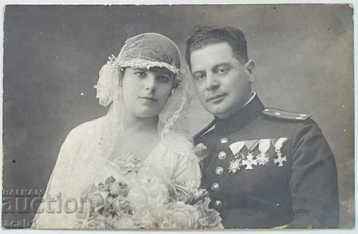 Medalii ofițeri proaspăt căsătoriți
