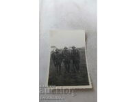 Foto Trei soldați cu puști și căști