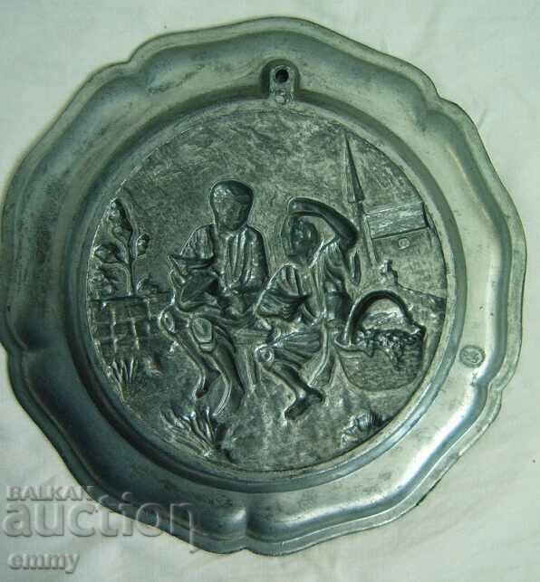 Delivery of Old embossed zinc wall plate, marked, 22.5 cm Delivery of Old embossed zinc wall plate, marked, 22.5 cm