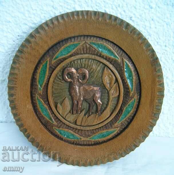 Дървена чиния за стена,дърворезба - планински козел