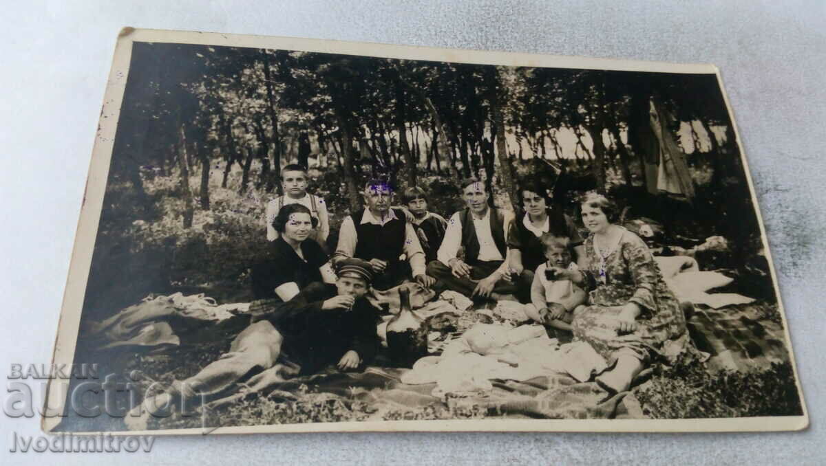 Fotografie Bărbați, femei și copii la picnic