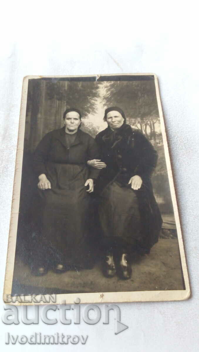 Foto Două femei în vârstă 1936