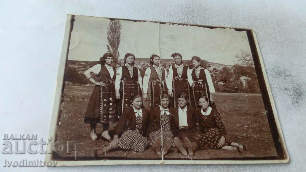 Снимка Млади момичета с народни носии на поляната