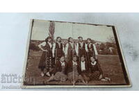 Снимка Млади момичета с народни носии на поляната