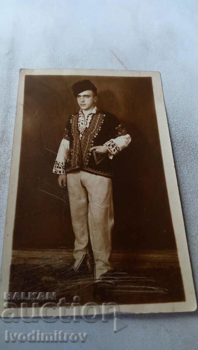 Photo Young man in folk costume