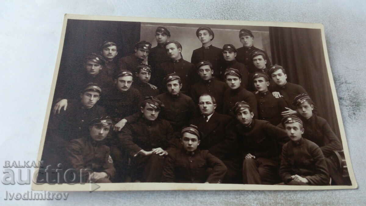 Foto Tineri în uniforme școlare
