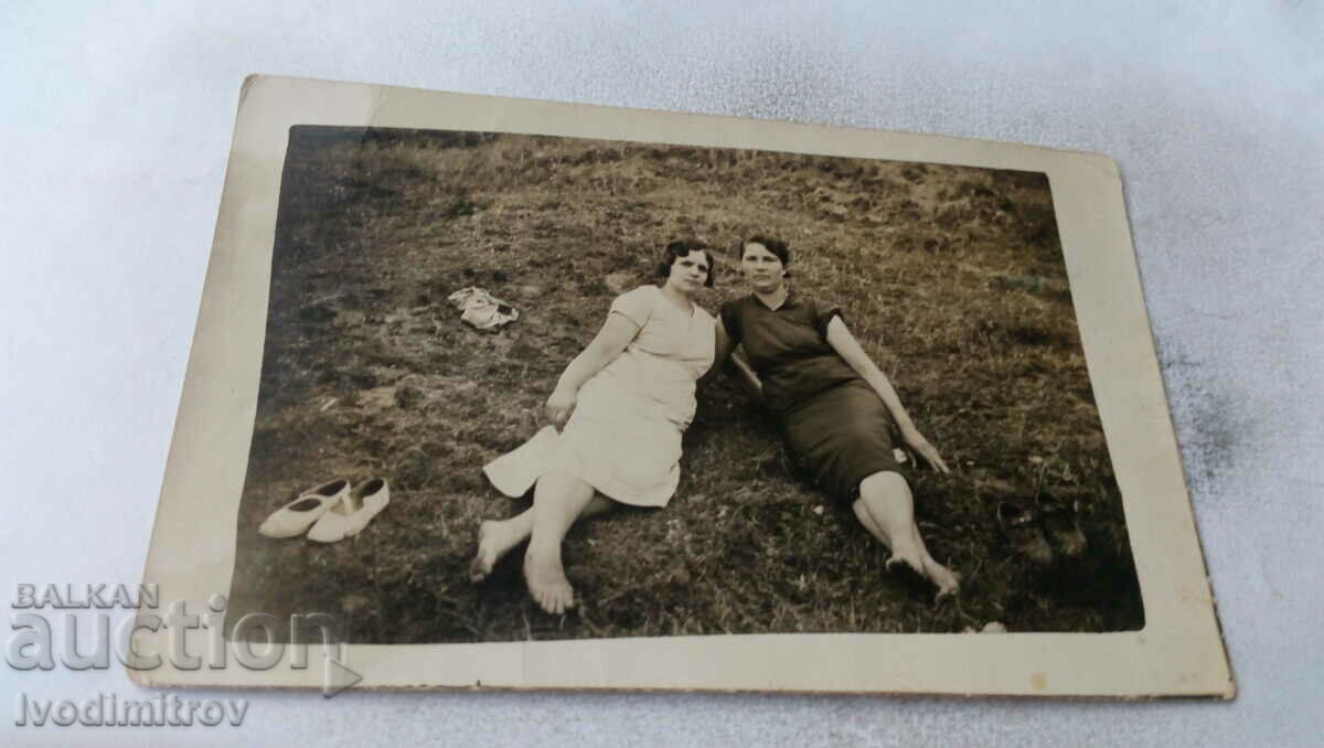 Photo Two women lying on the grass
