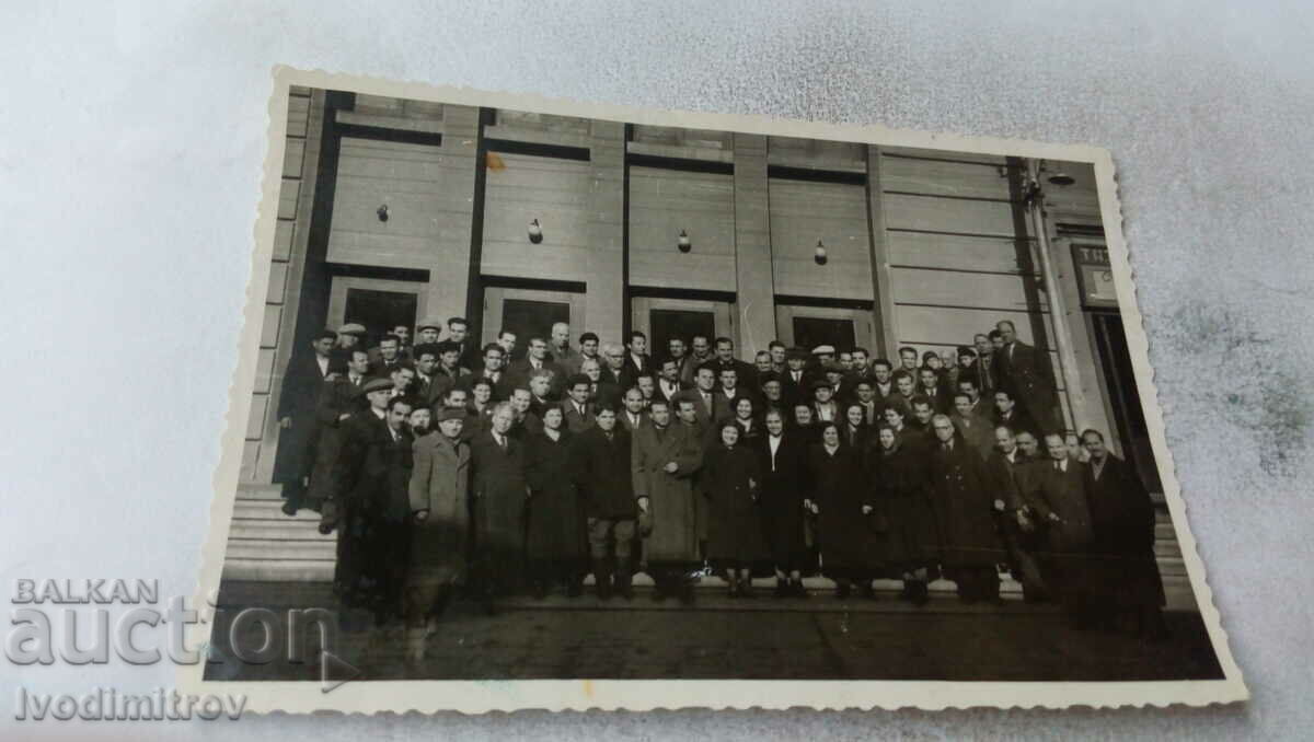 Fotografie Bărbați și femei în fața unei clădiri de birouri
