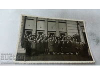 Fotografie Bărbați și femei în fața unei clădiri de birouri