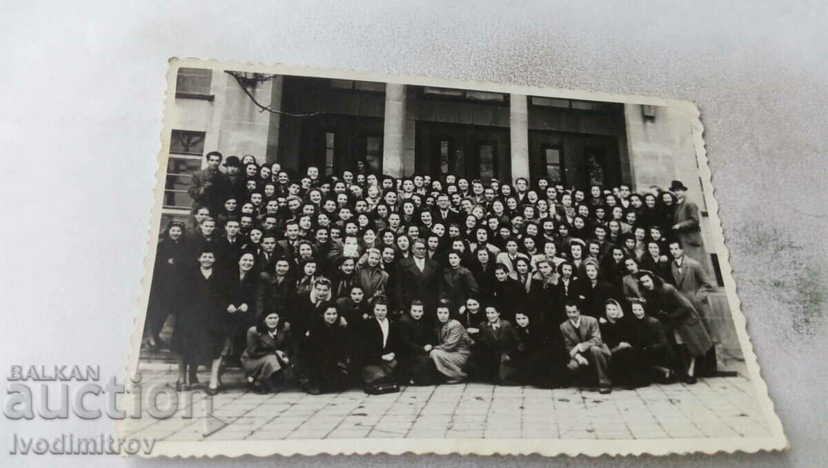 Снимка Мъже и жени пред административна сграда