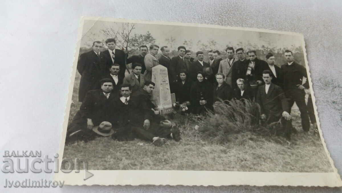 Φωτογραφία Άνδρες στον τάφο του Toncho Galchavov, που σκοτώθηκε το 1925