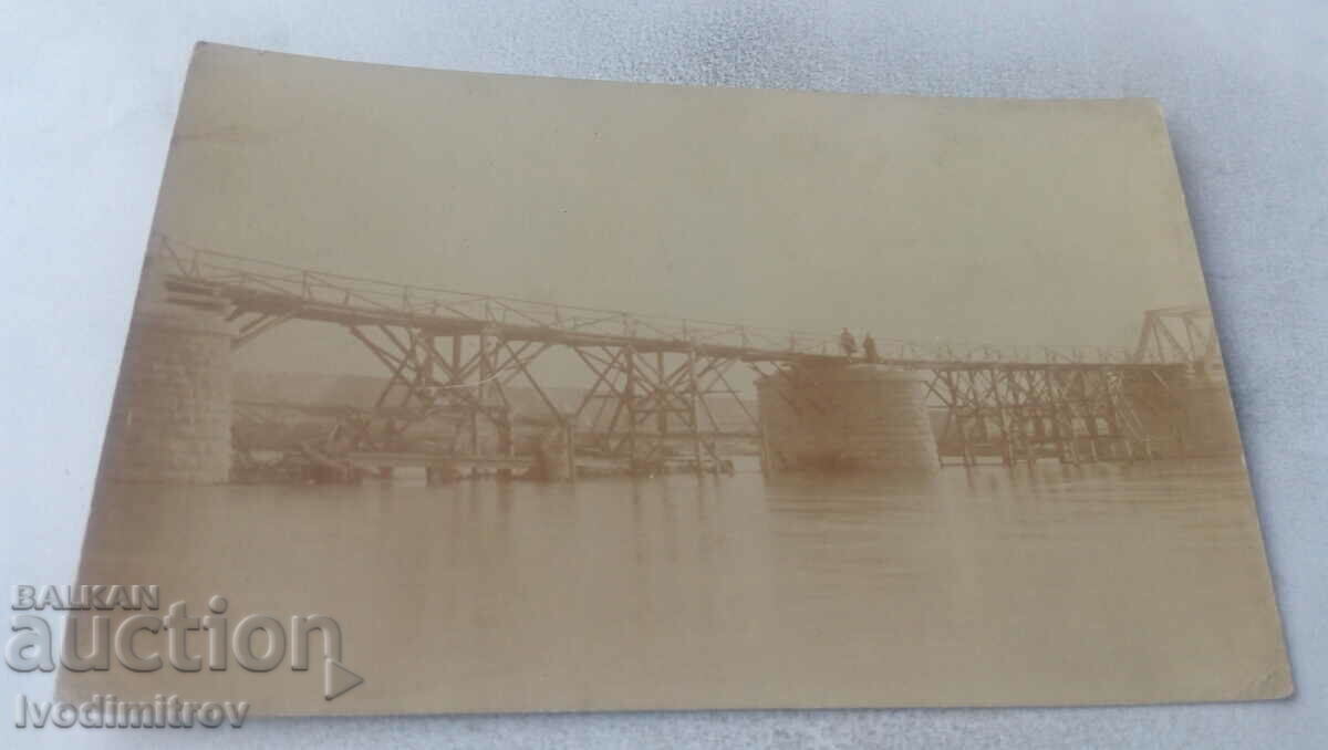 Photo Wooden bridge over a river