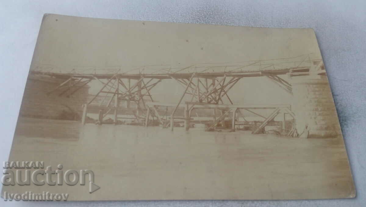 Foto Pod de lemn peste un râu
