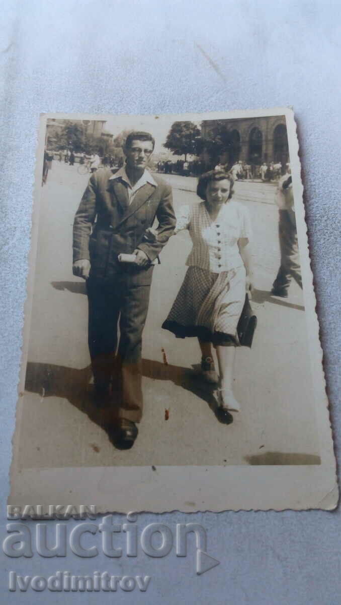 Φωτογραφία Σοφία Ένας νεαρός άνδρας και μια νεαρή γυναίκα σε μια βόλτα